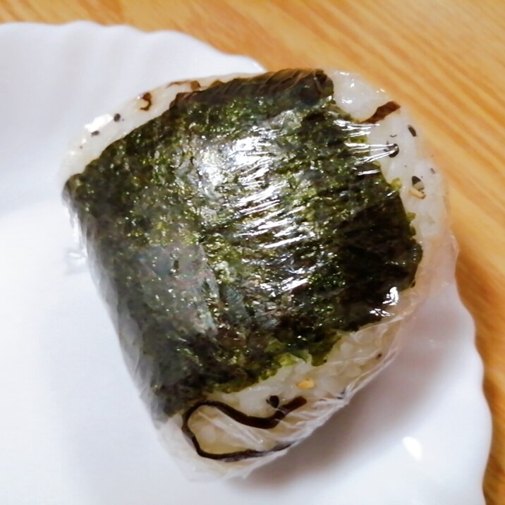 白ごまと黒ごまと塩昆布のおにぎり